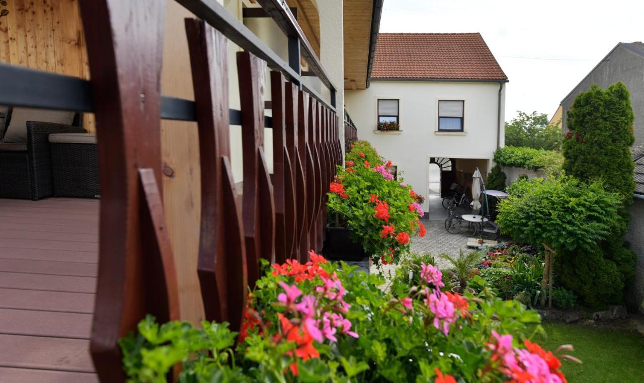 Blumenhof Wegleitner Hotel Illmitz Buitenkant foto