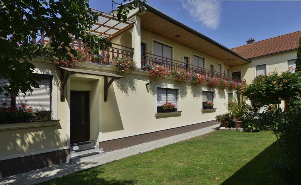 Blumenhof Wegleitner Hotel Illmitz Buitenkant foto
